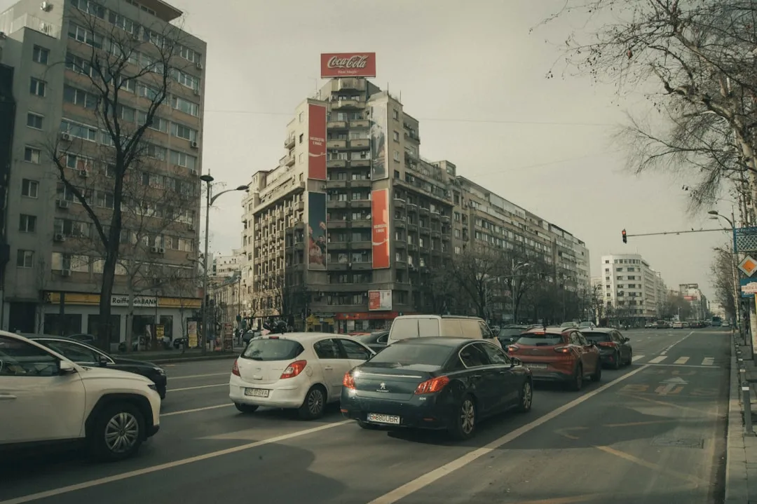 OOH・屋外広告・交通広告とゲーム内広告を比較する媒体選定イメージ