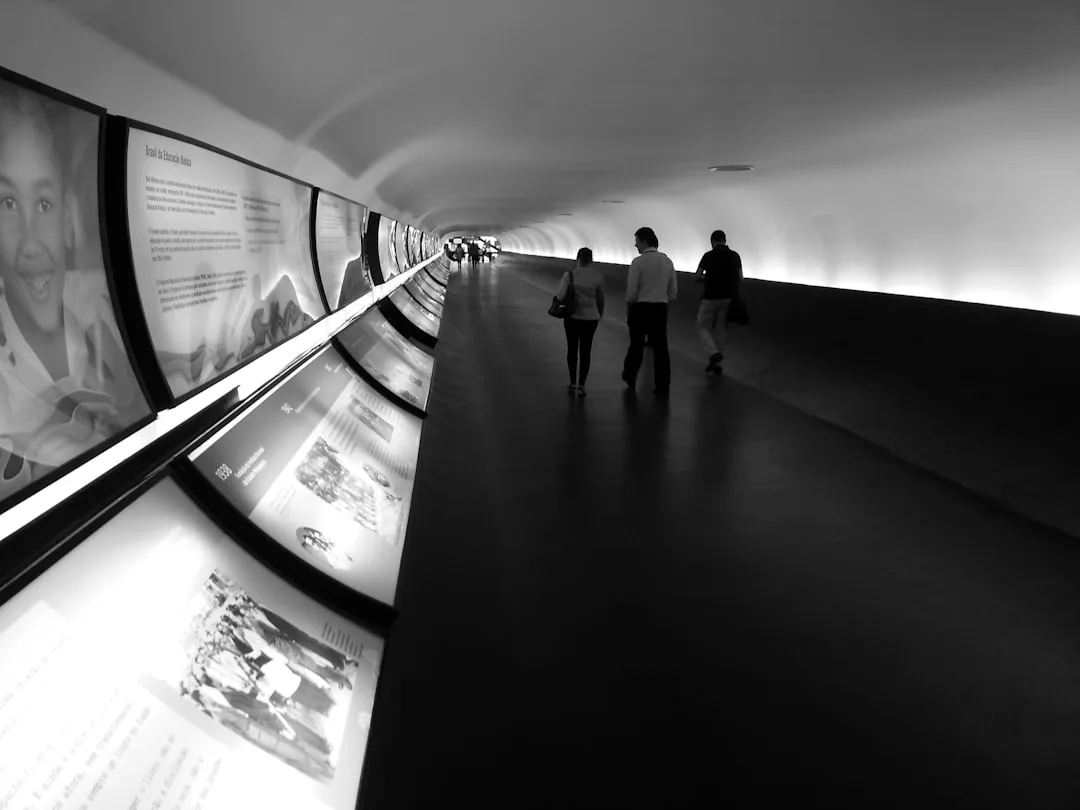 企業ミュージアムの展示空間でブランド体験を提供する様子