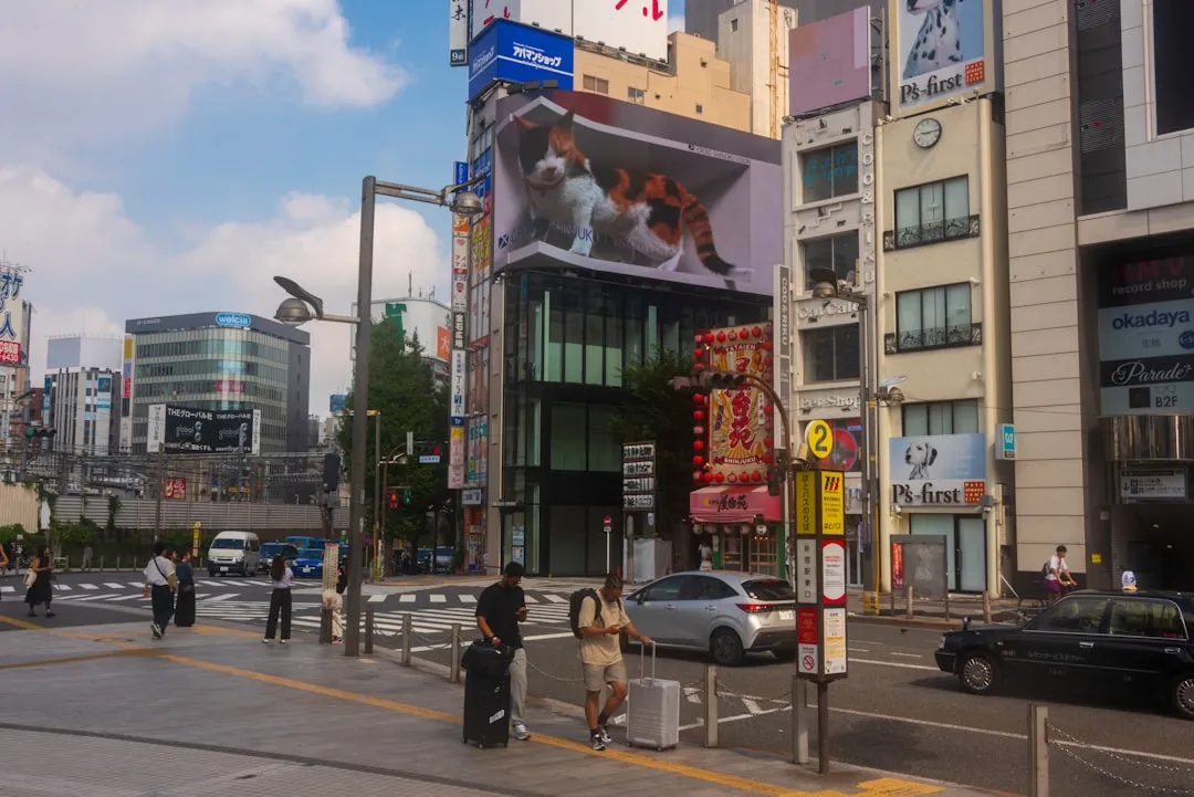 東京・新宿の巨大デジタルビルボード広告――ゲーム内サイネージ広告と同様の没入型ブランド体験を実現する都市型広告の事例