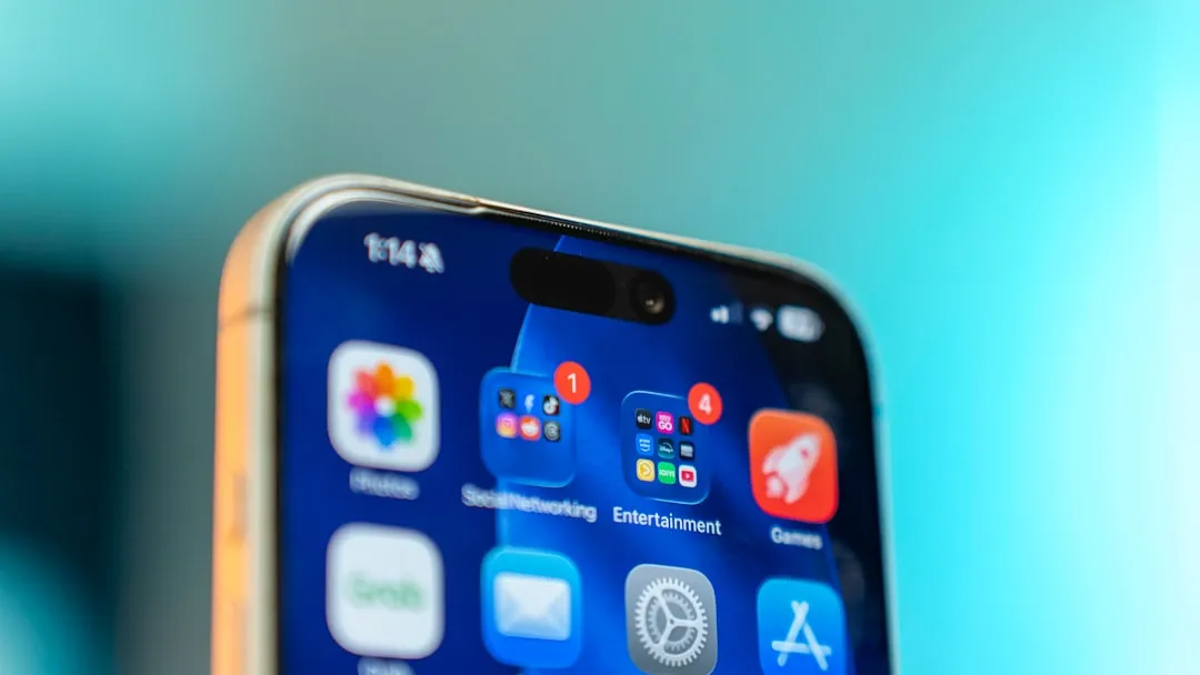 スマートフォンでSNS広告を確認するマーケティング担当者のイメージ