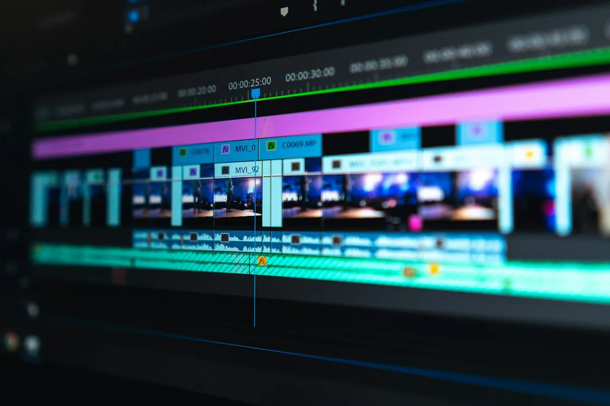 動画編集ソフトでクリエイティブ素材を確認する制作現場のイメージ
