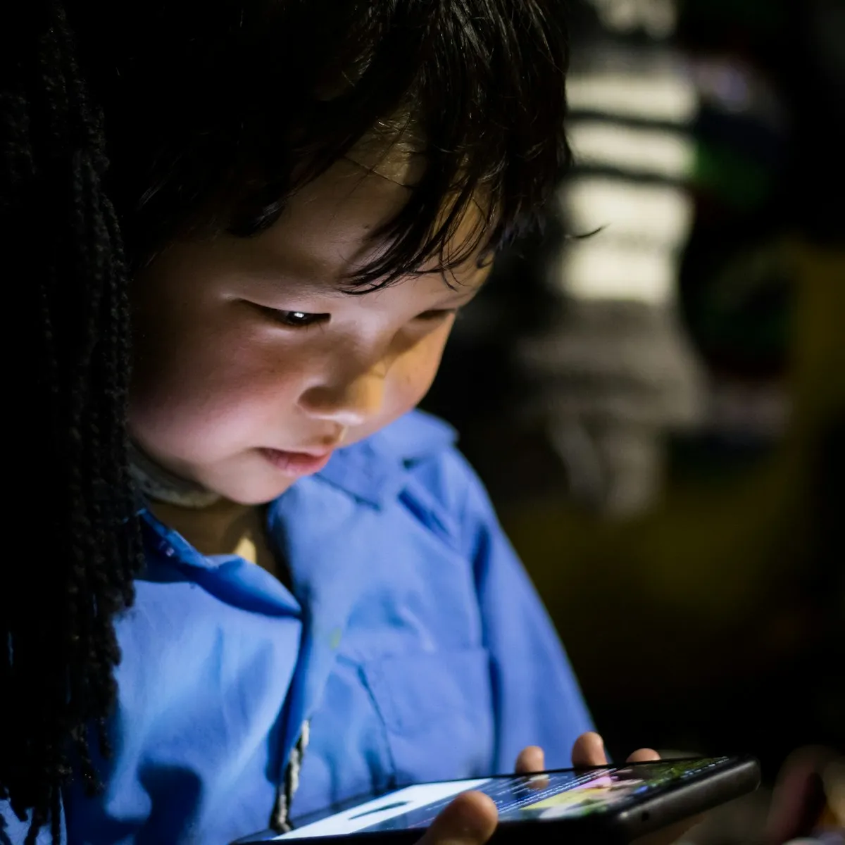 子どもがタブレットやスマートフォンでゲームアプリをプレイしている様子