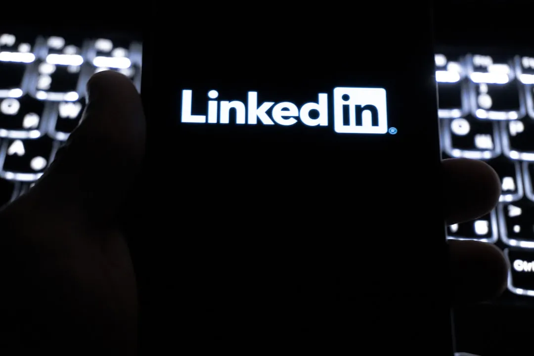 SNS広告配信に活用されるスマートフォンとソーシャルメディアアプリ画面