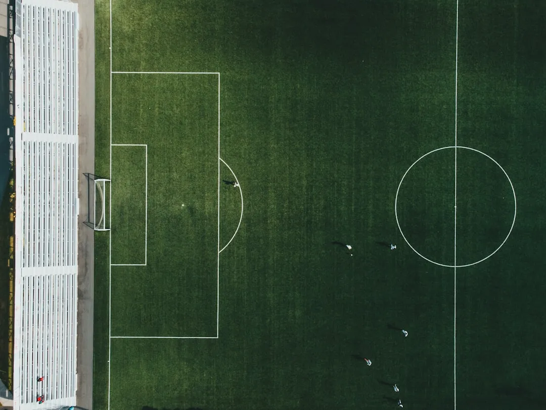 サッカースタジアムのピッチサイド看板広告のイメージ