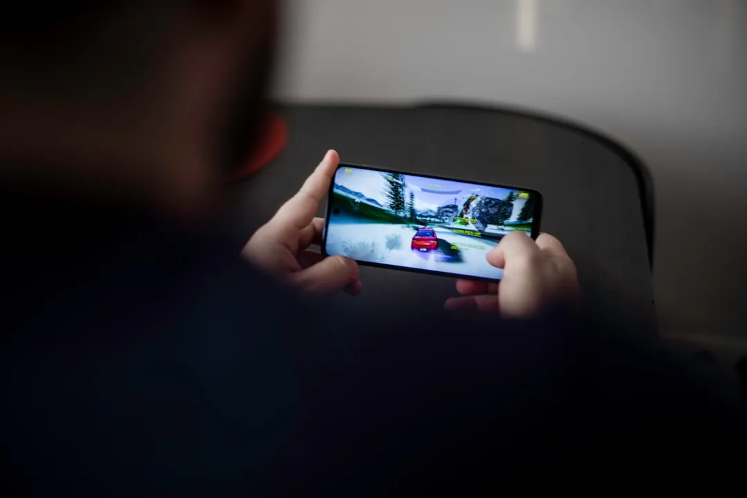 スマートフォンでゲームをプレイする若者