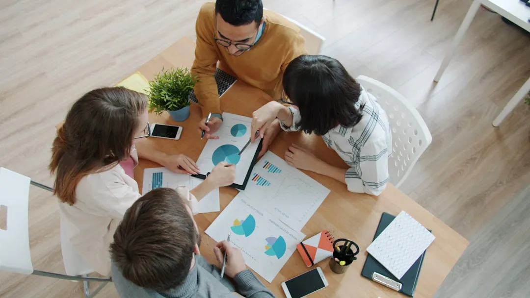 ファンベースマーケティングを実践する企業チームがデータを分析している様子