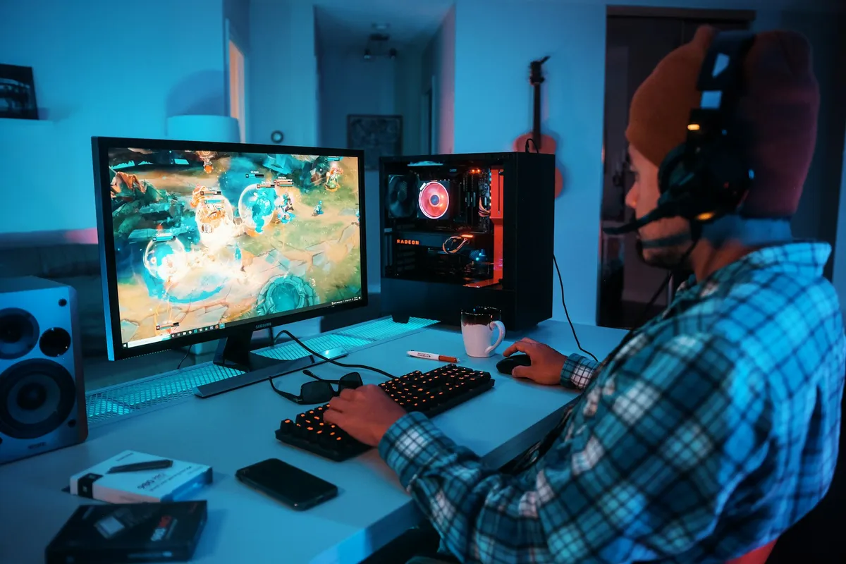 ゲーム実況者・インフルエンサーとの連携設計のイメージ:ヘッドセットを着けて配信するクリエイター