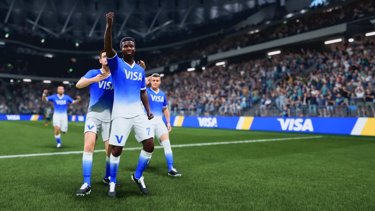 EA SPORTS FCの試合中にVisaのロゴ入りユニフォームとピッチサイドの広告ボードが表示されているゲーム内カット