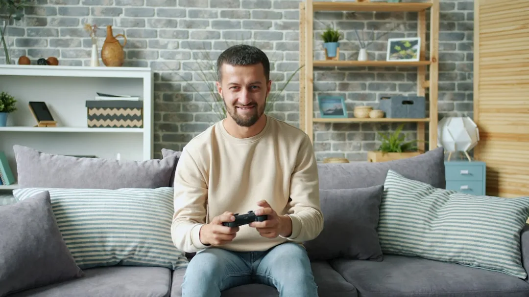ゲームコントローラーを手に取りプレイを楽しむ若年層ユーザー