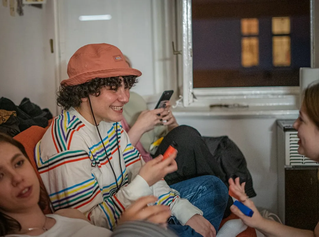 スマートフォンでモバイルゲームを楽しむ若年層グループ