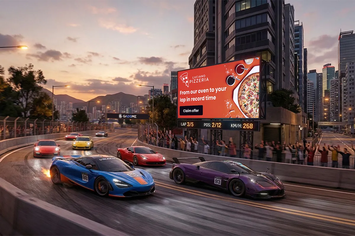レーシングゲーム内のデジタルビルボードにGadsmeの広告枠(架空ブランド例)が表示されているイメージ