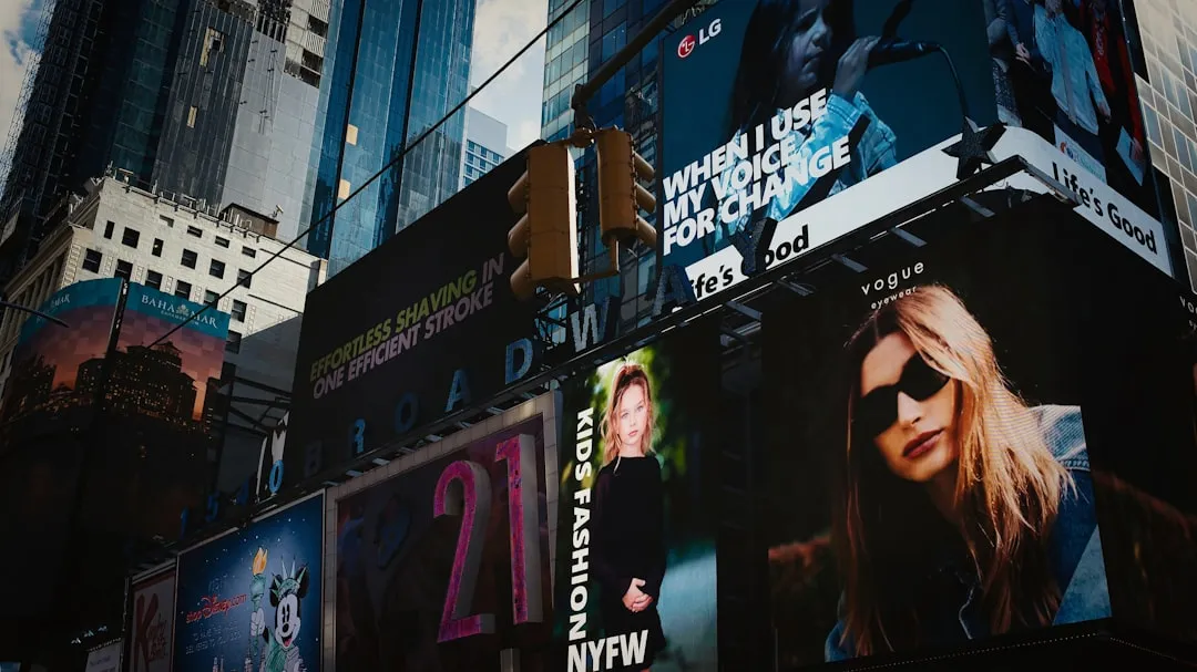 都市部に設置されたデジタルサイネージ(DOOH)の大型ディスプレイ広告