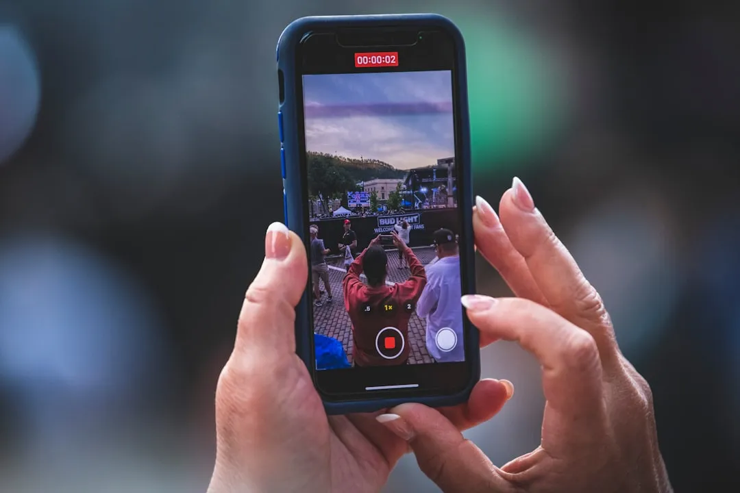 スマートフォンでモバイルゲームをプレイしている様子（ゲームジャンル別クリエイティブ設計のイメージ）