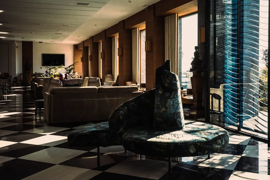 スマートフォンを持つ若い旅行者たちとホテルのロビー