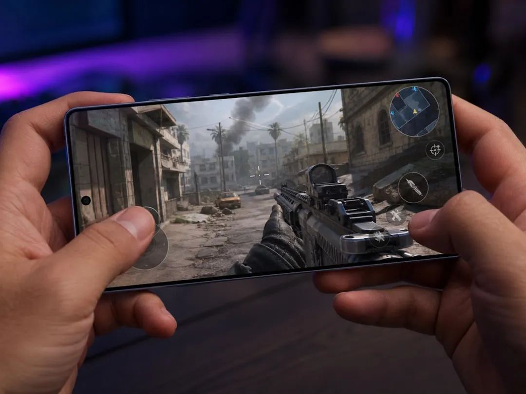 モバイルゲームをプレイするユーザーとゲーム内広告配信フォーマットのイメージ