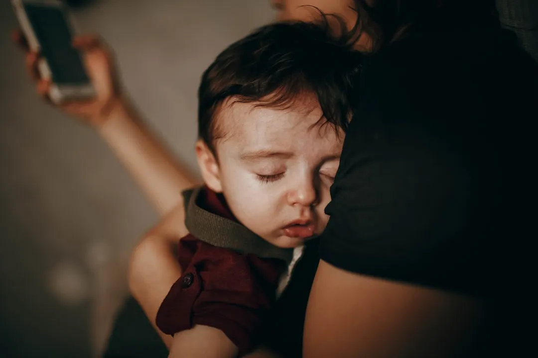 スマートフォンを使うミレニアル世代の親と子ども