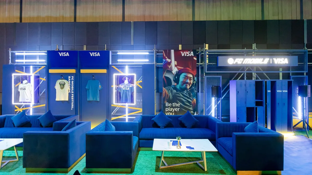 Visaブランドをテーマにしたロッカーやユニフォーム展示のFC Mobileリアルイベント会場