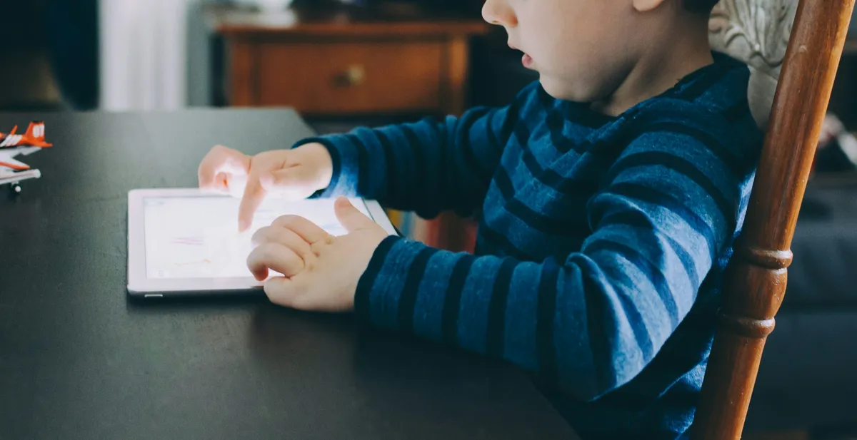 タブレットで動画コンテンツを視聴するα世代の子ども