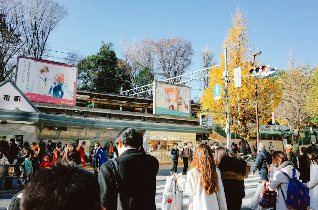 アニメの屋外広告が並ぶ東京・原宿駅前の街並み