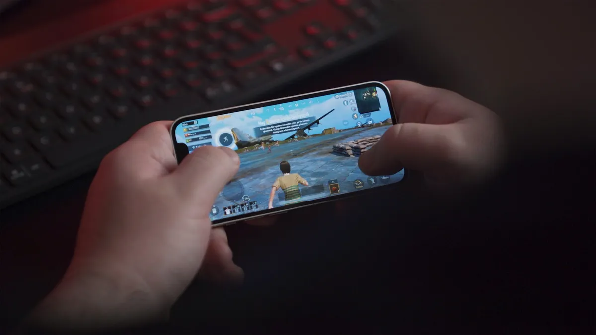 モバイルゲームをプレイするユーザーとゲーム内広告の接触シーン