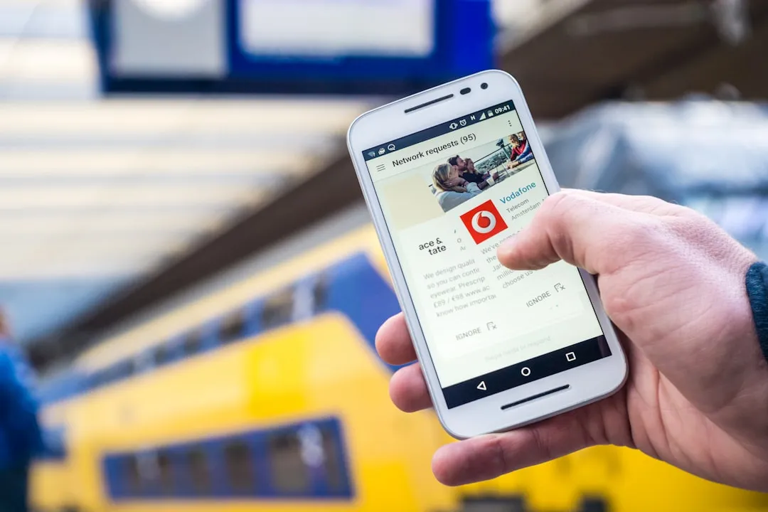 スマートフォンでモバイルゲームを楽しむユーザー。若年層のゲーム利用時間増加を示すシーン」