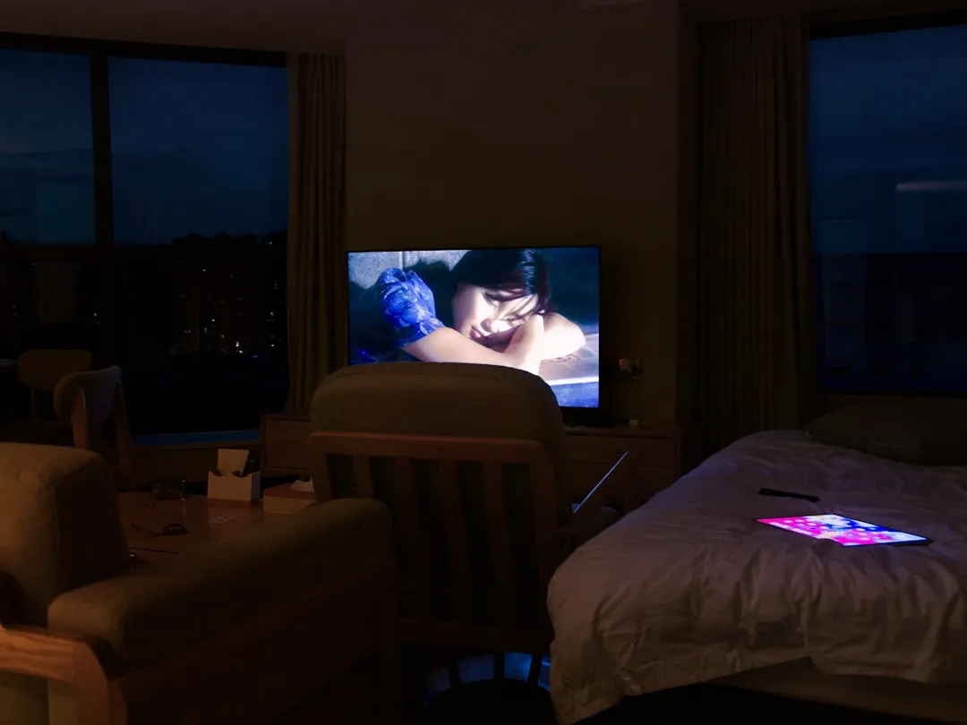 子育て世代の親がソファでスマートフォンを使うイメージ