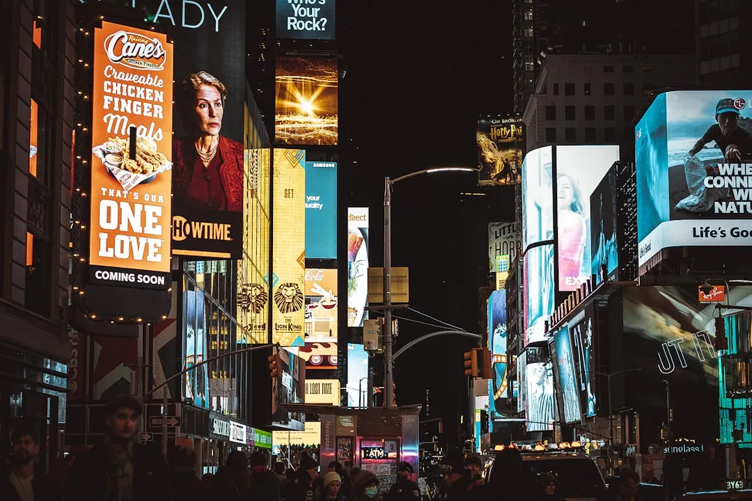 複数の広告媒体が並ぶタイムズスクエアの屋外広告・デジタルサイネージ