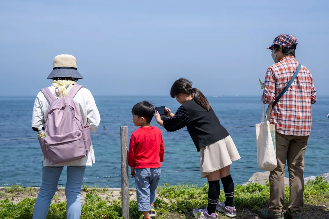 親子でショッピングを楽しむ家族連れのイメージ」 width=
