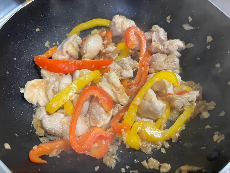 野菜と鶏肉を炒めるの画像