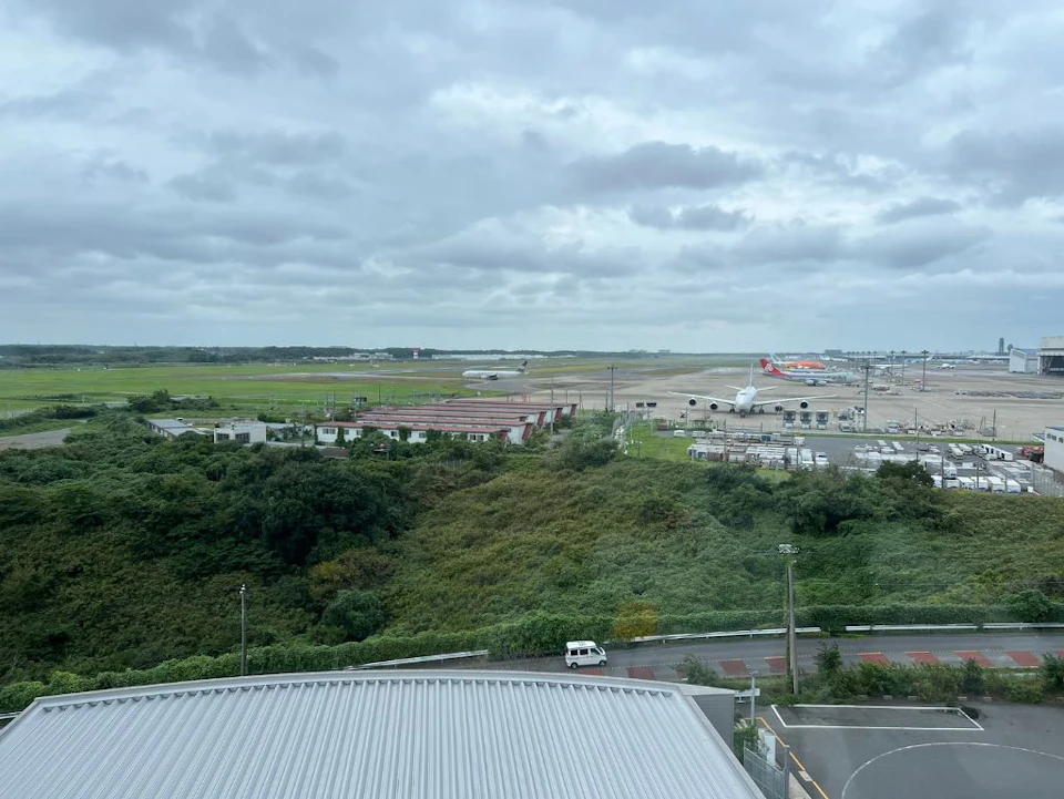 5階で飛行機を眺めるの画像