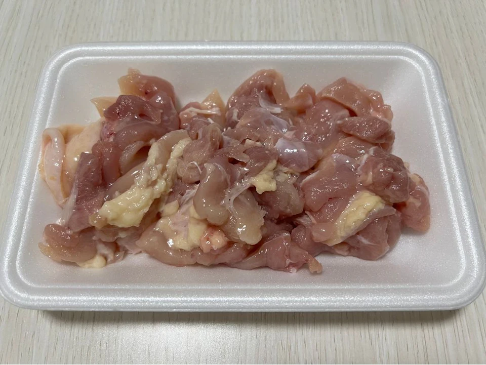 鶏もも肉を切るの画像