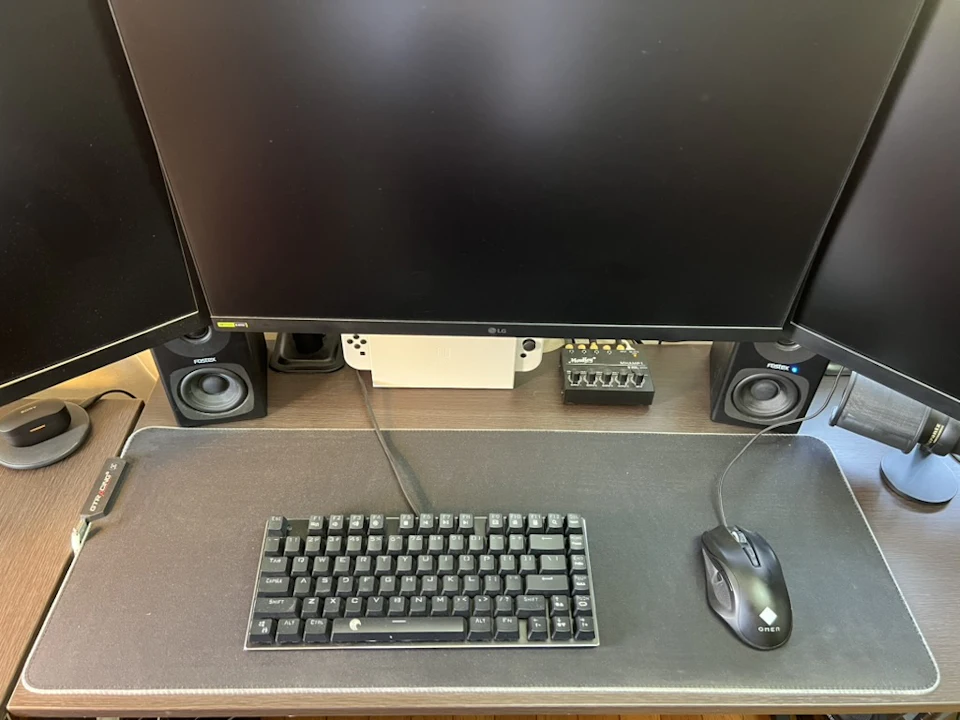 入力デバイスとゲーム機材の画像