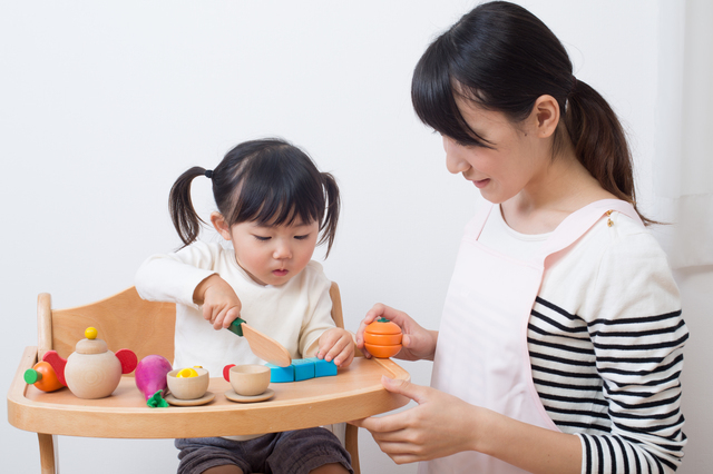 教育研究家に聞く】「おままごと」の3つの効果と、おもちゃ選びのポイント | 東京ガス ウチコト