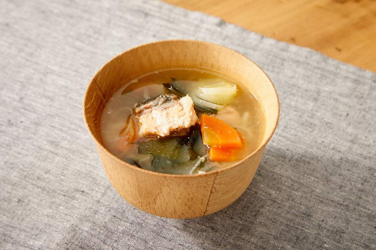 レシピ】缶詰で手軽に!「鮭缶とワカメの味噌汁」 | 東京ガス ウチコト