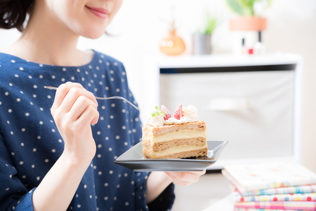 フォークですくうのはNG!? 知っておきたい【ケーキの食べ方】マナー4つ | 東京ガス ウチコト