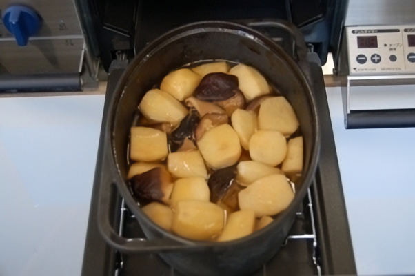 ダッチオーブンレシピ】「鶏肉とサトイモの煮物」 | 東京ガス ダッチオーブンレシピ】「鶏肉とサトイモの煮物」 | 東京ガス