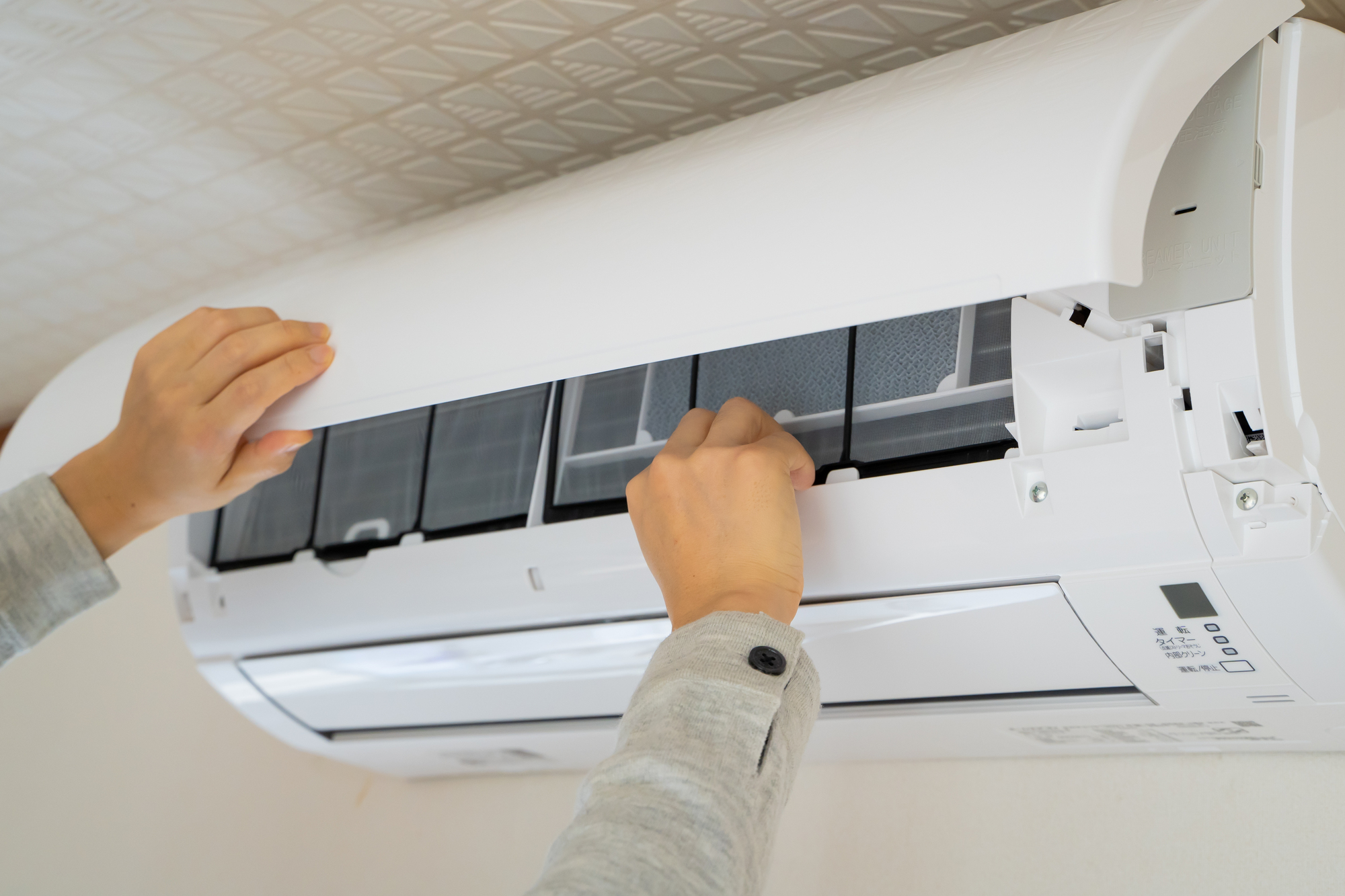 シーズン前にエアコン洗浄 エアコンはシーズン前(梅雨時期や秋)に掃除しておくべき!? その理由と