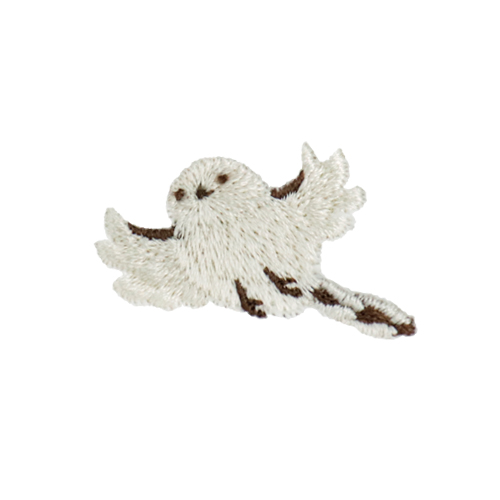 飛ぶシマエナガ