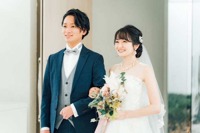 結婚式でチャペルに入場する新郎新婦