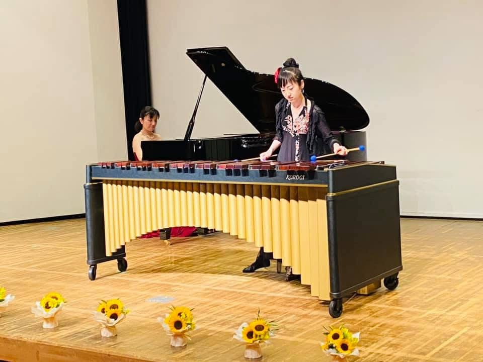 ピアノとマリンバのデュオで演奏する大澤さん