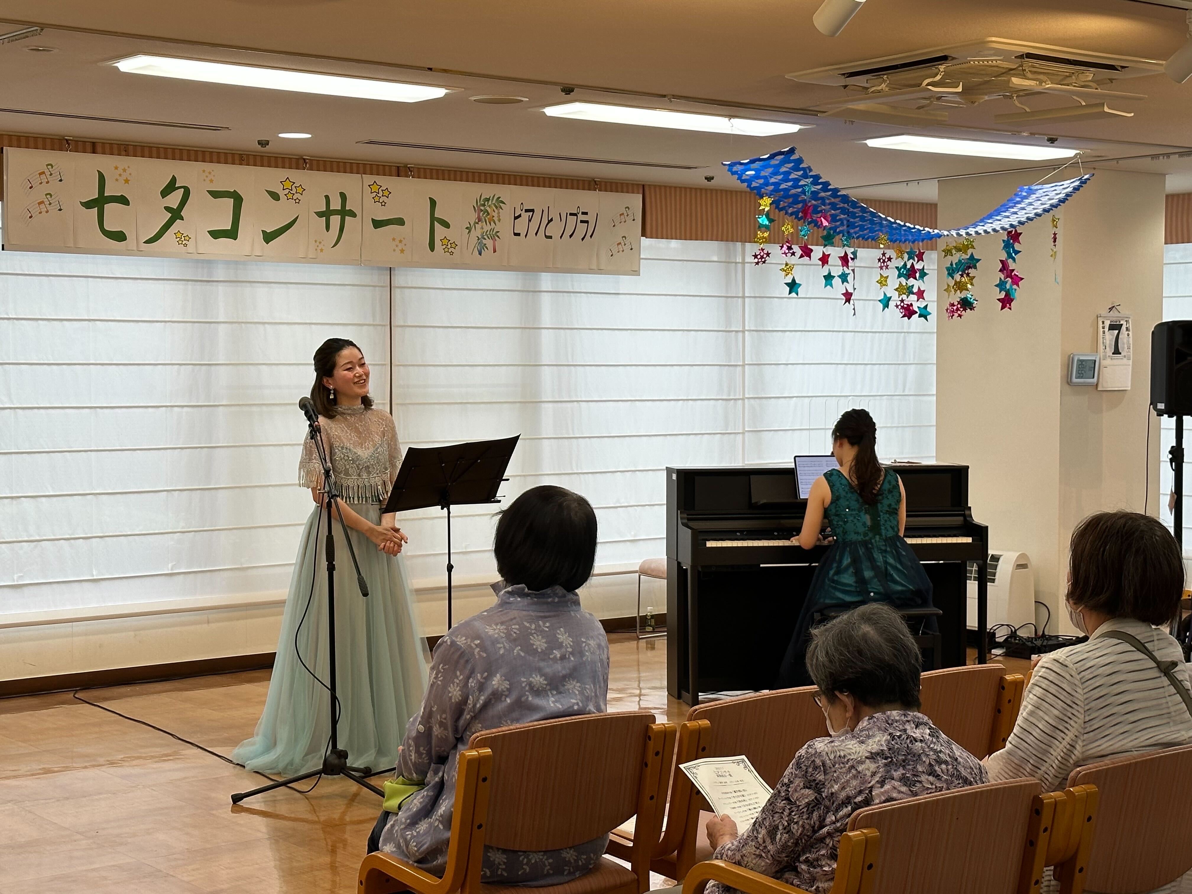 高齢者施設で歌う鈴木さん