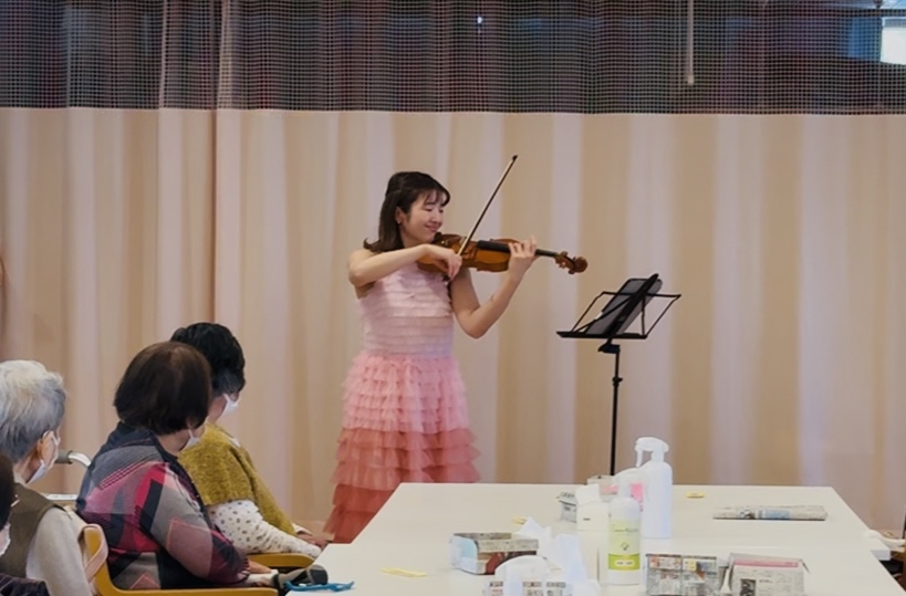 笑顔でヴァイオリンを弾く中野さん