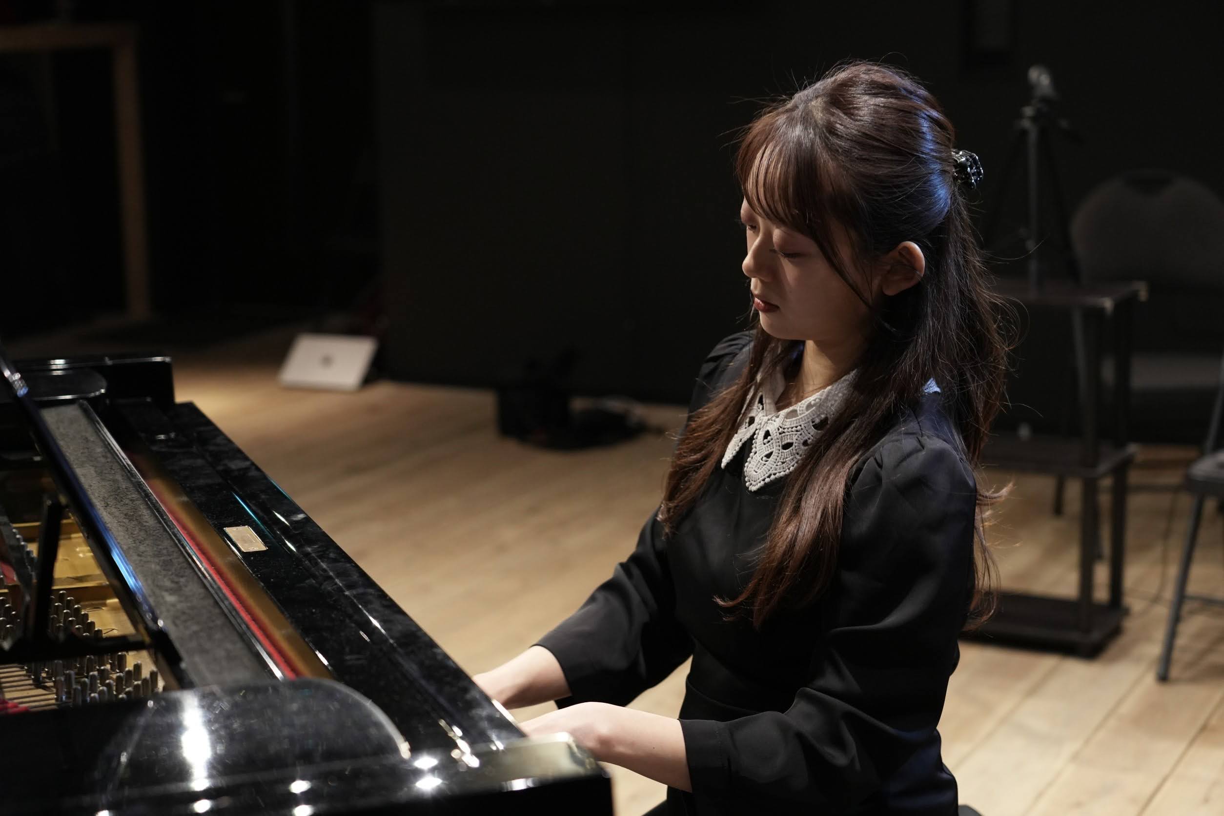 ホールでピアノを弾く岡美咲さん