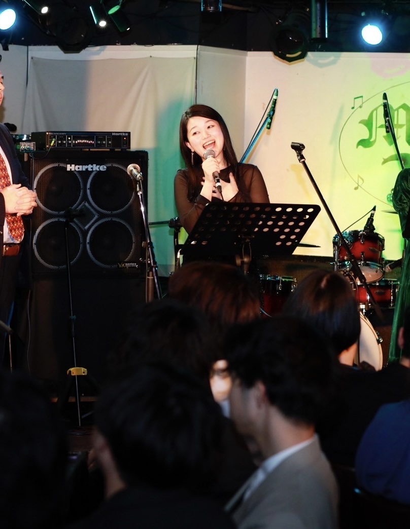 ライブ出演する鈴木さん