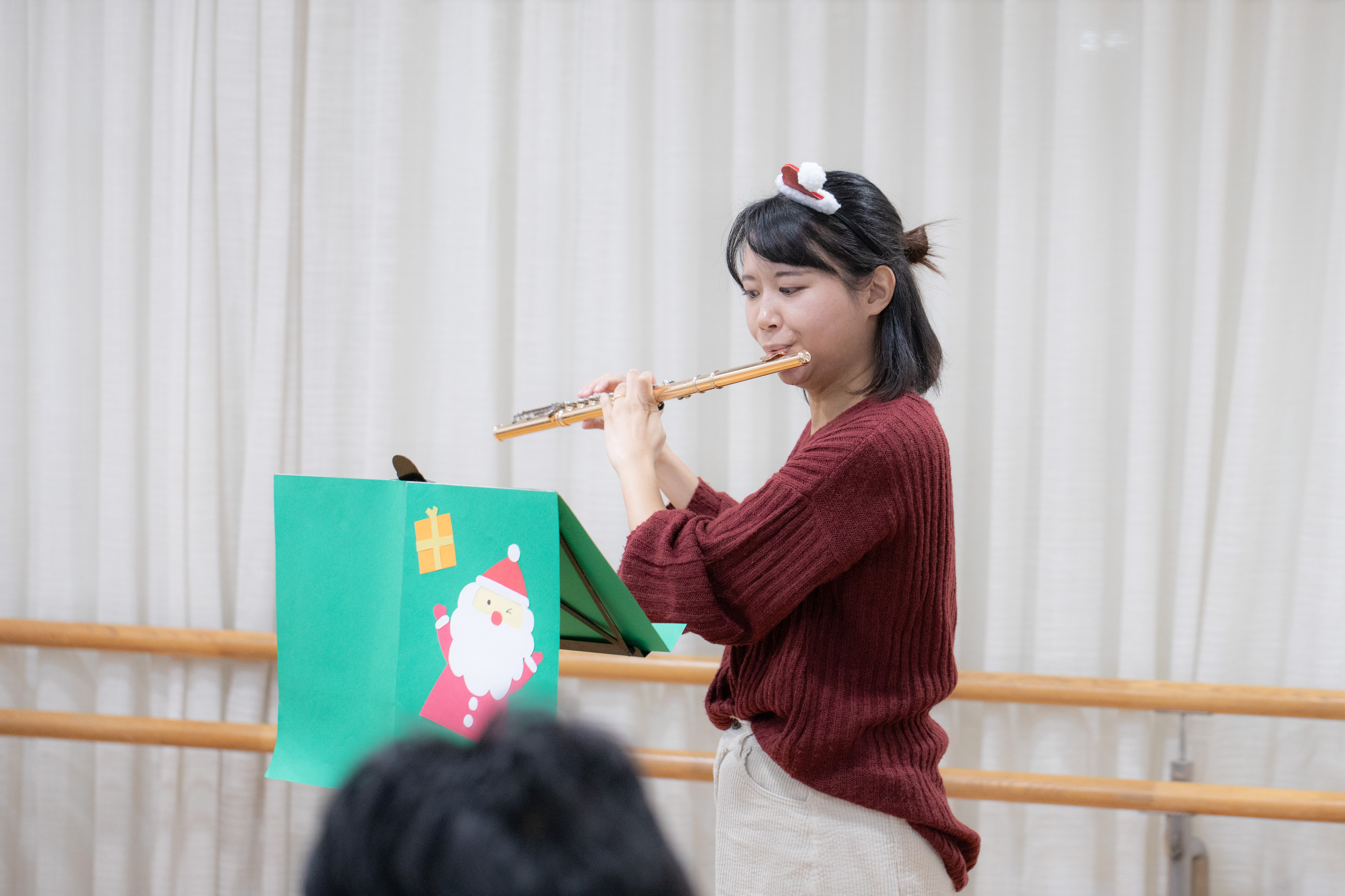 リトミックコンサートで演奏する松岡千聖さん