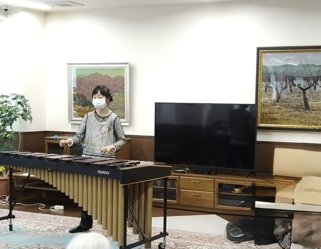 高齢者施設で演奏する大澤さん