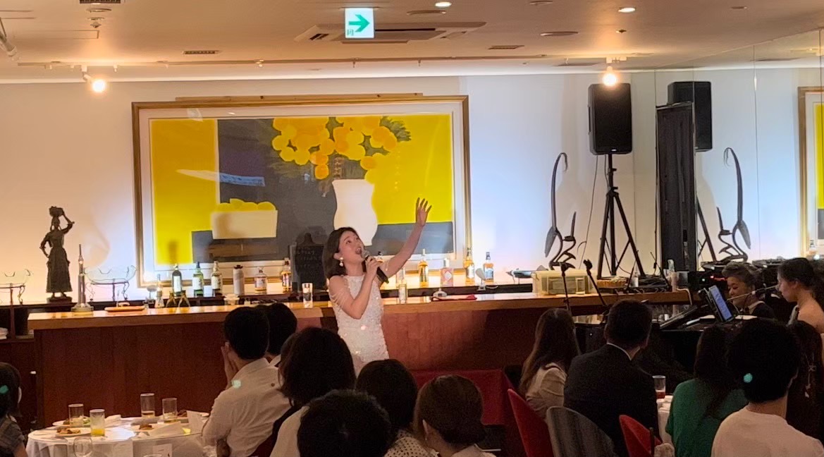 パーティー演奏で歌う鈴木さん