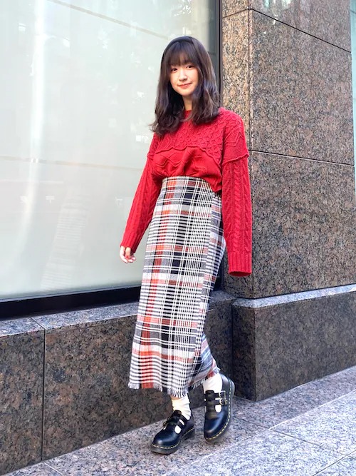 秋冬のタイトスカートコーデ32選】色柄別に大人女子の着こなしを