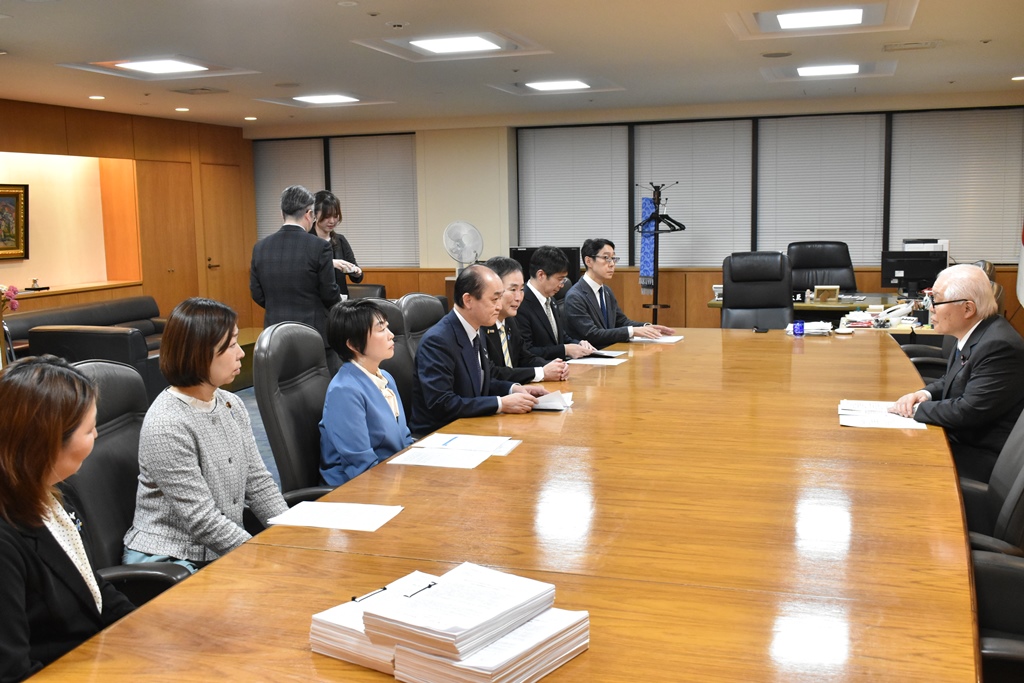 厚生労働大臣に「物価上昇を上回る持続的な賃金の引き上げに向けた政府の環境整備を求める要請書」を提出　～ＵＡゼンセン～