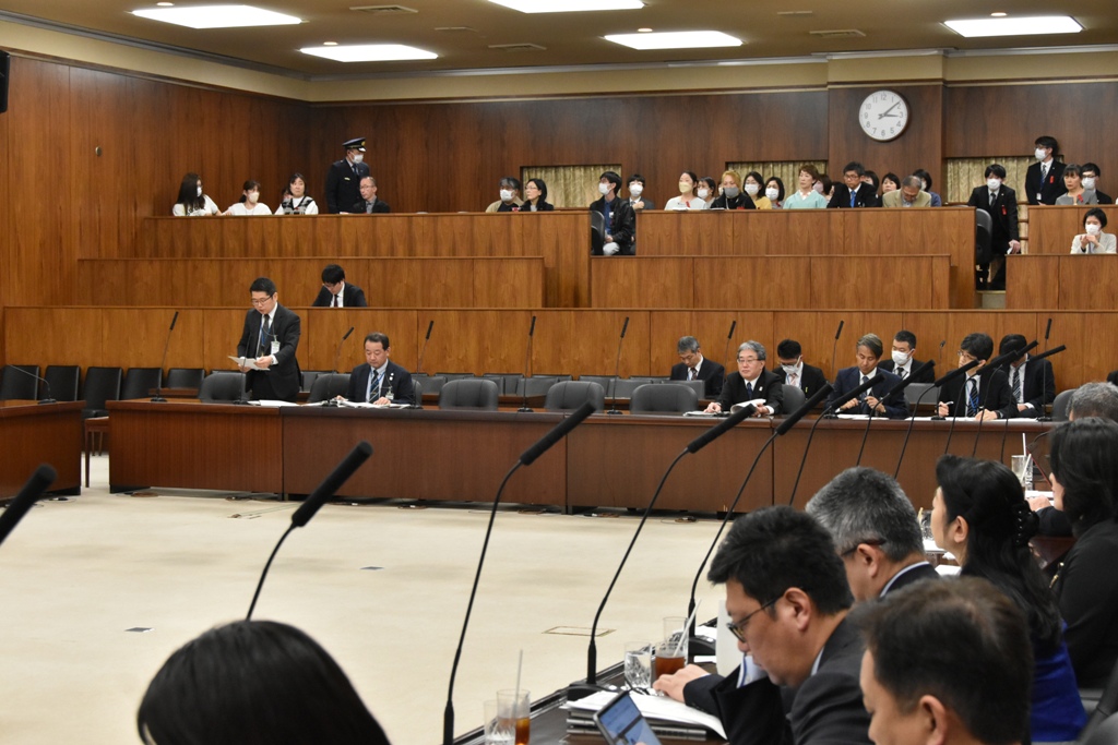 使用済み太陽光パネルの課題解決を提言～行政監視委員会～